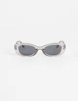 Lentes de sol negros con marco grueso y forma rectangular redondeada.