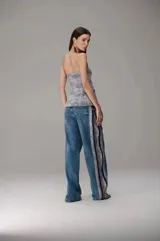 Blusa strapless de mujer confeccionada en tweed multicolor con predominio de tonos gris y azul, con diseño estructurado, cierre frontal con cremallera y bolsillos laterales simulados.