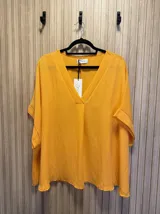 Blusa verde con escote en V y mangas cortas.