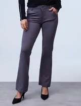 Pantalón negro de pierna ancha, marca Dictionary, confeccionado en tejido elastizado. Presenta pretina con pasadores, botón y cierre. Delantera con bolsillos y trasera con bolsillos simulados.