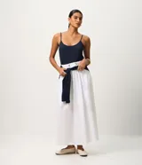 Musculosa básica azul marino de algodón peruano, con escote redondo y tirantes finos.
