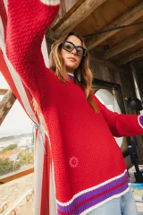 Sweater celeste de punto abierto con detalles en puños, cuello y ruedo en contraste de color. Diseño oversize y textura liviana.