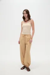 Musculosa de breteles finos confeccionada en poliamida, de corte ajustado al cuerpo y color beige.