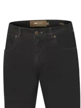 Pantalón de corte moderno confeccionado en tejido de cotelé (pana) con tecnología Natural Flex para mayor movilidad. Presenta cierre de botón y cremallera, con diseño de cinco bolsillos.