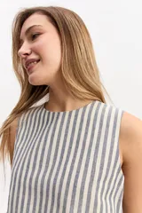 Blusa crop sin mangas de cuello redondo, con diseño a rayas en tonos azul y blanco, y espalda abierta con cierre de botones.