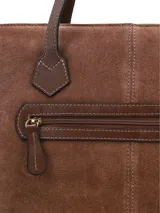 Cartera de cuero gamuza en color marrón chocolate, con líneas sobrias y atemporales, asas largas en contraste y logo metálico frontal. Cuenta con abertura central con cierre, división interna y bolsillos con cierre.