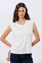 Musculosa de algodón color rosado con cuello redondo y diseño holgado.