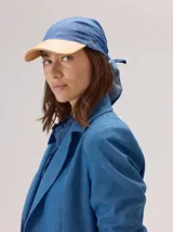 Gorro pañuelo color beige con visera de cuero marrón. El pañuelo es de algodón y se anuda bajo la barbilla.