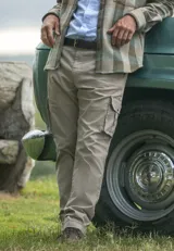Pantalón cargo de corte recto y color azul marino, con bolsillos laterales en las piernas y trabillas para cinturón.