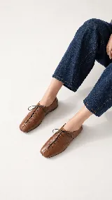 Zapato de cuero color off white, estilo acordonado con punta cuadrada y finos cordones tono sobre tono.