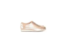 Championes de cuero metalizado en tono dorado, con diseño de cordones y suela plana de goma en color crema.