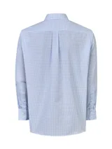 Camisa de manga larga para hombre, color celeste claro con patrón de cuadros pequeños en azul y blanco. Presenta cuello button-down y un pequeño logo bordado en el bolsillo.