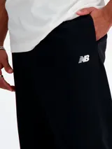 Pantalon de jogging New Balance color negro, con cintura elastizada y puños en los tobillos. Cuenta con el logo bordado en blanco en la pierna izquierda.