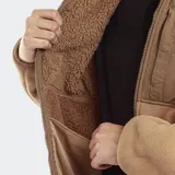 Campera marrón con capucha forrada en sherpa, cierre frontal con cremallera, bolsillos laterales y parche con logo de la marca en el pecho.