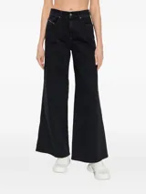 Jean Diesel modelo 1978 D-Akemi de corte acampanado y tiro medio, color negro, de diseño ajustado en la parte superior y pierna amplia desde el muslo.