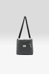 Cartera de hombro gris con textura peluda y correa larga ajustable.