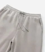 Pantalón de corte recto confeccionado en tejido de algodón y poliéster, con cintura elástica ajustable mediante lazo y bolsillos laterales.