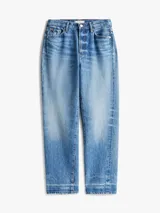 Pantalón de jean de corte recto, color azul, con talle alto y largo tobillero.