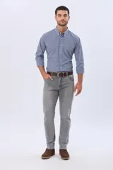 Pantalón de jean corte skinny con spandex, de tiro medio y color gris lavado.