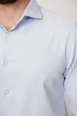 Camisa celeste de corte clásico, confeccionada en tejido de algodón de alta calidad.