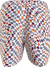 Short de baño blanco con estampado de banderas náuticas en azul, rojo y amarillo. Tiene cintura elástica con cordón ajustable, bolsillos laterales y logo de Tommy Jeans en la pierna.