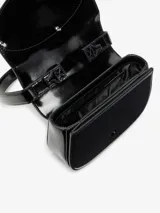 Bolso compacto tipo bandolera para mujer, con asa corta para llevar al hombro y correa desmontable opcional para usar cruzado. Confeccionado en cuero con acabado espejado brillante color morado. Presenta placa oval D galvanizada en la solapa.