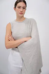 Chaleco gris de punto, confeccionado en 100% baby alpaca, sin mangas y con cuello redondo.