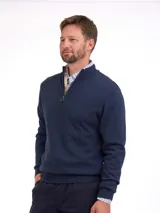 Buzo de punto con medio cierre frontal, cuello alto y mangas largas con puños acanalados. Presenta un diseño clásico y versátil en color azul marino.