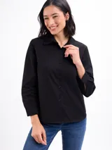 Camisa negra de manga larga con cuello clásico y cierre frontal de botones, confeccionada en mezcla de poliéster y algodón.