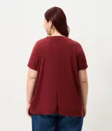 Blusa de ribana color marrón, con cuello redondo, mangas cortas y diseño holgado.