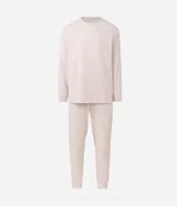 Pijama masculino de dos piezas confeccionado en tejido fleece texturizado. Incluye una remera de manga larga con cuello redondo y puños ajustados, y un pantalón tipo jogger con cintura elástica, cordón de ajuste y bolsillos laterales.