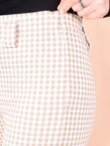 Pantalón de tiro alto con estampado de cuadros vichy en tonos beige y blanco, de corte ajustado y diseño clásico.