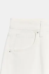 Jeans negro de tiro medio con corte balloon fit, diseño de cinco bolsillos y bajo acabado en puño con abertura y botón.