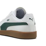 Championes Puma modelo 9-T, de diseño urbano con base de cuero sintético blanco, detalle de franja lateral en color verde oscuro y puntera de gamuza en tono beige. Cuenta con suela de goma color caramelo.