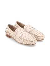 Mocasines de cuero napa color crema con diseño entrelazado, punta semicuidada, capellada estructurada con antifaz y suela plana con pequeño tacón.