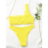Bikini de dos piezas con textura acanalada, color amarillo. El top es de diseño asimétrico de un solo hombro y la parte inferior es de corte vedetina.