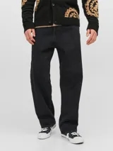 Jean de corte baggy con tiro alto y diseño de cinco bolsillos. Confeccionado en denim negro con acabado lavado a la piedra que le otorga un aspecto desgastado.
