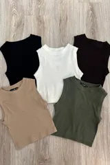 Musculosa color crema de punto acanalado con cuello redondo y corte ajustado.