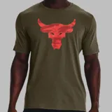 Remera de entrenamiento Under Armour de la colección Project Rock, color verde oliva, con estampado frontal del logo Brahma Bull en color rojo con efecto camuflado.