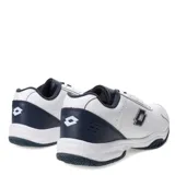 Championes deportivos Lotto de cuero sintético en color negro, con cierre de cordones, diseño de costuras reforzadas y suela de goma antideslizante.