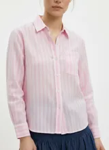 Camisa de lino y viscosa con cuello clásico, cierre de botones y bolsillo en el pecho. Presenta un patrón de rayas verticales finas en tonos rosa pastel y blanco.