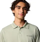 Remera polo de manga corta de la marca Columbia, color verde, con cierre frontal de tres botones y logo bordado en el pecho.