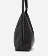 Cartera hobo grande de poliuretano color verde militar, con diseño slouchy, base estructurada y una única asa larga para llevar al hombro. Cuenta con cierre de botón a presión y amplio compartimento interior.