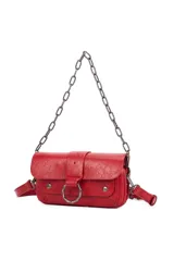 Cartera tipo bandolera de cuero sintético con acabado texturizado, solapa frontal con detalle de argolla metálica y correa de cadena plateada.