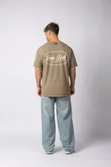 Remera de algodón con efecto lavado ácido en color gris, de corte holgado y manga corta. Presenta estampados gráficos minimalistas en el pecho y cuello redondo acanalado.