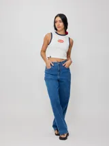 Musculosa crop de algodón elastizado color rojo, con ribetes blancos en el cuello y las sisas, y un parche bordado frontal con el logo de la marca Rusty Shop.