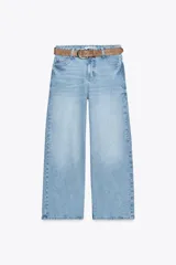 Jeans culotte de tiro alto color celeste, con corte wide leg y largo cropped. Incluye cinturón marrón de cuero.