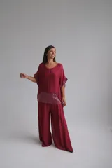 Pantalon de corte palazzo, confeccionado en tela semitransparente de caída fluida, con cintura elástica y diseño holgado.