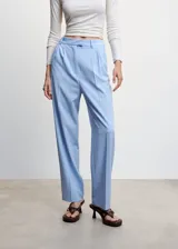 Pantalon de vestir de corte recto y tiro alto, color celeste con estampado de raya diplomática. Cuenta con bolsillos laterales, bolsillos traseros de ribete y cierre frontal oculto.