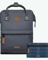 Mochila de diseño urbano en color azul marino, con detalles en cuero sintético marrón y negro. Cuenta con compartimento principal con cierre, bolsillo frontal con cierre, asas superiores reforzadas y base reforzada.